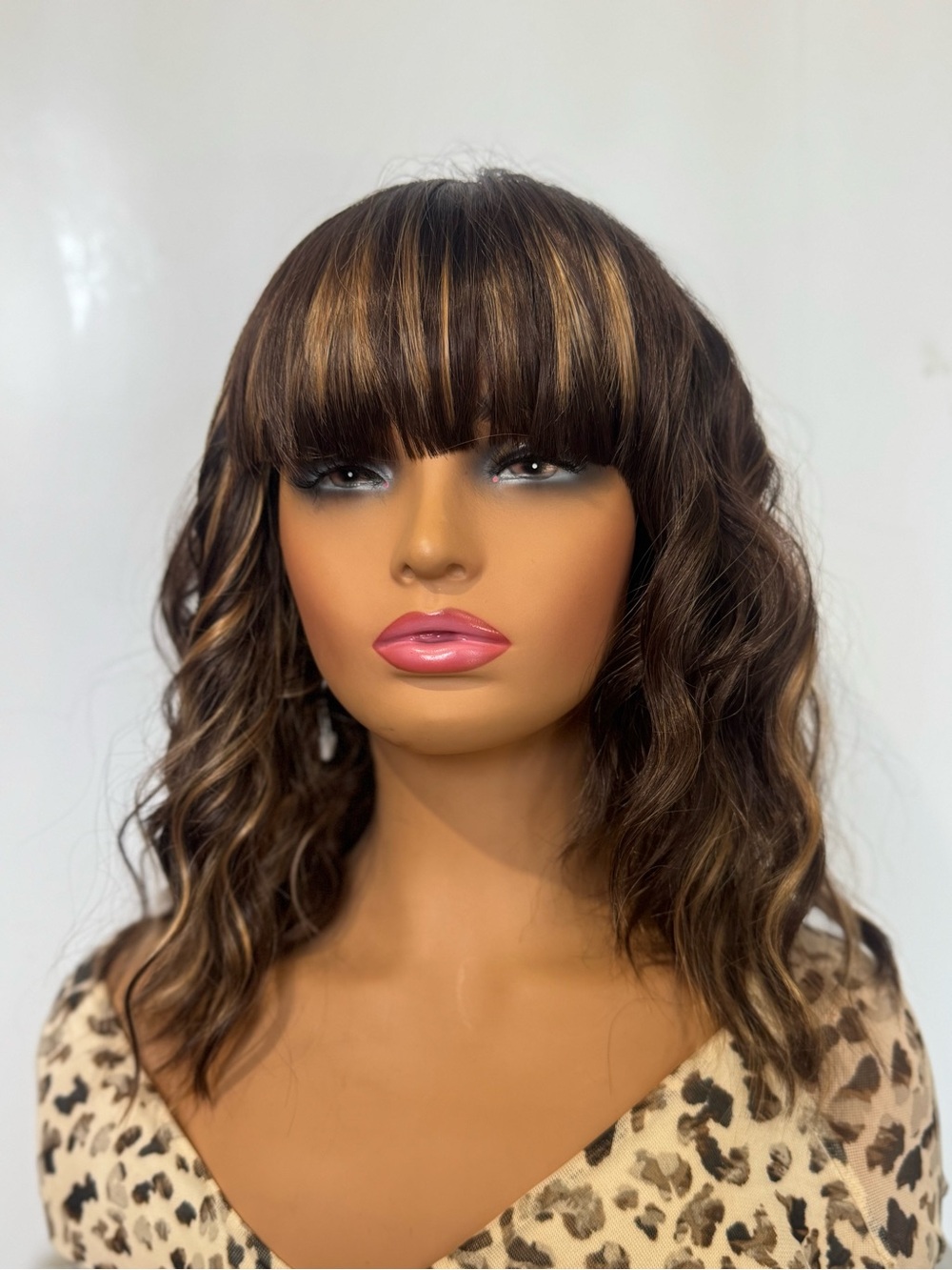 Short Wavy Bob Synthetic Wig with Bangs Brown Blonde Highlights Heat Resistant